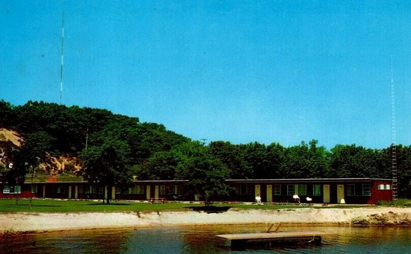 Moonlite Motel - Vintage Postcard (newer photo)